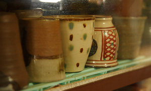 様々な焼き物でお料理や飲み物を楽しめます。