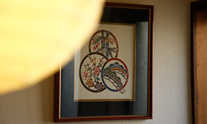 やさしい灯りと紅型でおちついた空間